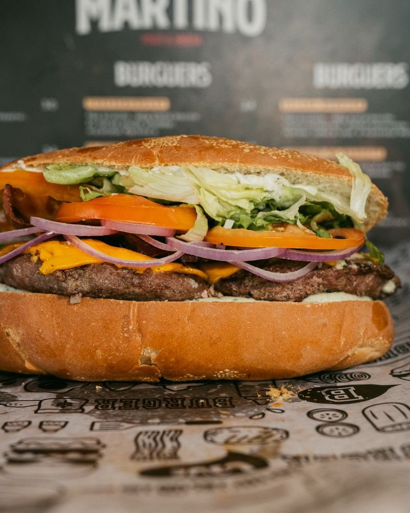 Burguer na Baguete do Martino Fogo & Brasa
