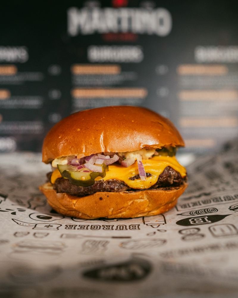 Clássico Cheeseburguer do Martino Fogo & Brasa
