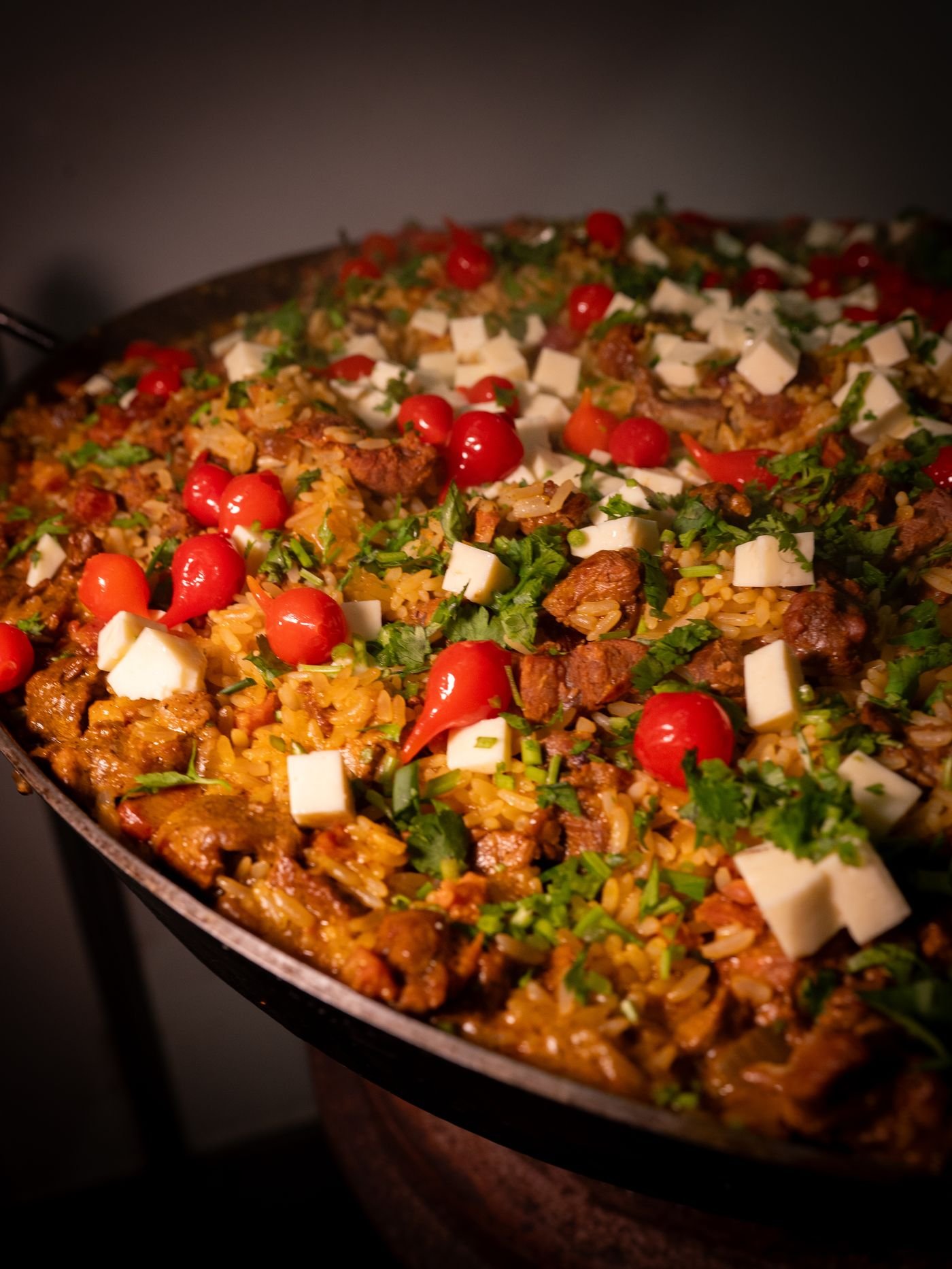 Tacho de arroz carreteiro com carne, pimenta biquinho, queijo e cheiro-verde