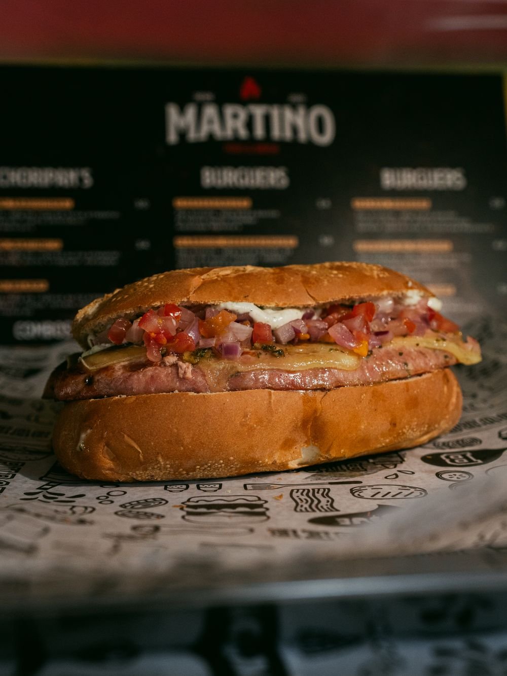 Choripan na brasa com queijo derretido e vinagrete em pão crocante